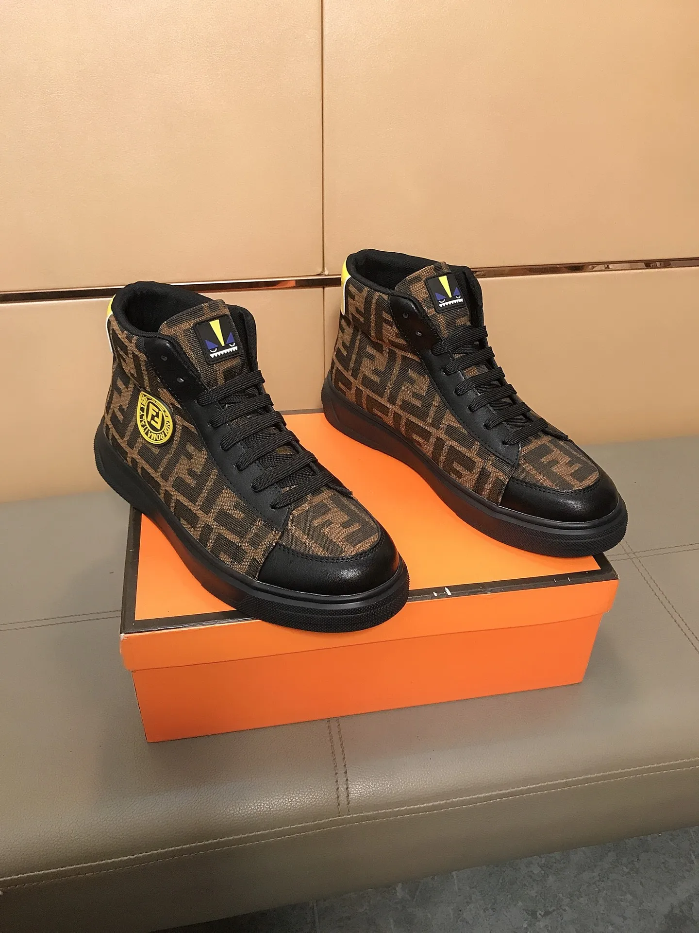 Men's shoes 240 🥾🥾↔️↔️[fendi] Fendi classic and comfortable men's high-top casual shoes, the upper is made of nubuck leather with brand printed fabrics, sheepskin feet, and rubber wear-resistant outsole. This unique style is suitable for all seasons, casual and refined sensibility, comfortable and natural on the feet. It is an everyday style for casual travel in autumn and winter! Code number: 38-44